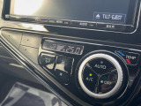 【オートエアコン】一度お好みの温度に設定すれば、車内の温度を検知し風量や温度を自動で調整。暑い&hellip;寒い&hellip;と何度もスイッチ操作をする必要はありません。快適な車内空間には必須の機能ですね♪