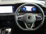 Volkswagen全車共通の上質な本革を使用した手触りのしっとりとしたステアリングです。唯一素肌が触れるハンドルは上位モデルと同じ握り心地になっております。