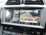 【全周囲カメラとセンサー】は狭い場所でも安心して駐車できるようにサポート。タッチスクリーンの表示と音で障害物との距離を確認できます。車幅感覚に慣れていない方や駐車の苦手な方には必見の装備といえます♪