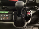 CVT車のセレクトレバーです。低速から高速まで、変速ショックのないスムーズな走りを実現するとともに、エンジン効率のよい領域を維持することで燃費にも貢献します。