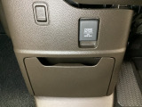 アクセサリーソケットはUSBのアダプターなどをつければ、スマホの充電にも使えます。周辺には物が置けるボックスがついています。