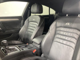 無段階調整式パワーシート 正しい乗車姿勢によって運転のしやすさと、万が一の際に乗員保護能力を最大限に高めます。