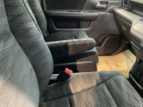 アームレストは、運転中の腕をしっかりと支えることで、疲労を大きく軽減してくれます。