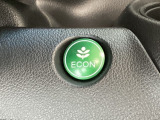 ECON モードをON にするとアクセルペダルの動きに対するエンジンの反応とエアコンの制御を切り換えることで、燃費のいい運転をするドライバーがペダルを踏んだ時と同じようにエンジンを制御します。