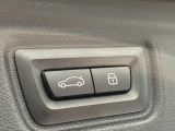 電動パワーゲートです。開閉がボタン1つで開け閉め行えます。また、状況に応じてのトランクハッチ開閉量を簡単に設定可能です。スマートオープナーも便利な機能です。ぜひお試しください。
