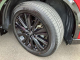 225/55R19の純正アルミホイール。専用のブラック塗装を与えられた贅沢なアルミホイールです!