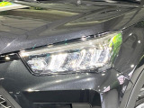 【LEDヘッドライト】悪天候や夜間走行時も良好な視界を確保し安心して運転できる高輝度LEDヘッドライトを装備!点灯速度が早く、消費電力も抑えられています。