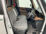 運転席まわりです。実際に座ってみて、乗り心地を体験してみてください,視界も良好です