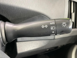 【オートライト】周りの明るさに応じて自動でヘッドライトの点灯・消灯ができる機能です!ライトの付け忘れ・消し忘れなどが無くなり、雨の日や夕方の走行も安心!トンネル通過時も便利ですね♪