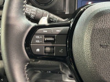 ステアリングにオーディオ操作スイッチが付いています。オーディオ画面に直接タッチしなくても操作が出来ますので、運転に集中できます。