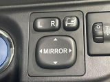 【電動格納ミラー】サイドミラーは電動格納式となっており、狭い駐車場でもキズがつくリスクを抑えられます。