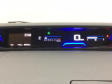 中央にデジタル表示のスピードメーターを配したメーターになっています。左側のインフォメーション画面で燃費などの情報を確認できます。