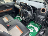 高いホールド性で運転姿勢が安定します。長距離ドライブでも疲れにくいのが魅力です。快適なドライビングライフをお送りください♪