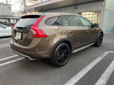 登録から6年未満および走行距離60,000km以内の車両の中からさらに、専門スタッフによる厳しいチェックのもと、内外装・機関において一定の基準をクリアした車のみを、VOLVO SELEKTと認定。