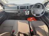 運転席廻りの画像です。操作スイッチ類もキレイな状態です。専門のスタッフが内外装を清掃・きめ細かい箇所までクリーニングしています