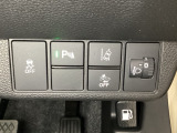 ハンドルの右側にはヘッドライトレベライザーとHondaセンシング用のメインスイッチがついています。ヘッドライトレベライザーは道路状況や積荷の加重に応じてライトの高さを調節できます。