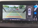 ギアをリバースに入れると車両後方の映像を映し出します。画面にはガイドラインが表示され、車庫入れや縦列駐車などの際に安全確認をサポートします。