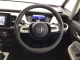 【ハンドル】運転にかかわる様々な操作を安全に行えるように視点移動が少なく操作性に配慮されたスイッチ類が凝縮されたコックピットです。