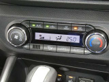 【オートエアコン】車内温度を感知して自動で温度調整をしてくれるのでいつでも快適な車内空間を創り上げます!どの席に座っても快適なドライブが楽しめます♪