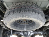 【応急タイヤ】万が一パンクやバーストした時は応急タイヤの出番です! ジャッキや工具も揃っているので、楽しいドライブ中の万が一にも対応できますよ♪
