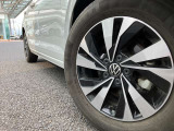 15インチ純正アルミホイールが装着されています。タイヤサイズは185/65R15です。