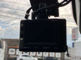 【ドライブレコーダー】走行中の映像を記録します。事故などのトラブル時に確認ができ、証拠映像としても役に立つだけでなく、危険運転などの抑止にも効果があります。
