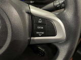 ステアリングスイッチ付きで、運転中に視線を前に向けたまま操作できます。