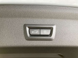 運転中にもオーディオの音量やFMの切り替えなどステアリングでの操作で切り替え可能なため、ステアリングから手を放す必要がない為、運転中でも操作が簡単でございます。