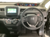【ハンドル】運転にかかわる様々な操作を安全に行えるように視点移動が少なく操作性に配慮されたスイッチ類が凝縮されたコックピットです。