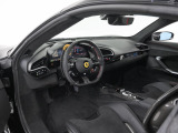 こちらは左ハンドルのお車でございます。内装色はNeroを選択しております。