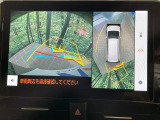 【パノラミックビューモニター】専用のカメラにより、上から見下ろしたような視点で360度クルマの周囲を確認することができます☆死角部分も確認しやすく、狭い場所での切り返しや駐車もスムーズに行えます。