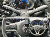 ステアリングスイッチでオーディオ操作が手元でできるので、ハンドルから手を離さずに運転できます。