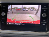 ギアをリバースに入れると車両後方の映像を映し出します。画面にはガイドラインが表示され、車庫入れや縦列駐車などの際に安全確認をサポートします。