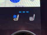 シートエアコン付です。シートを暖めたり冷やしたりできる、快適装備の一つ。 暑い夏もシートが冷える冬も快適にドライブが楽しめそうですね。