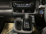 オートエアコン♪お好みの温度に設定するだけで車内を快適空間にしてくれますよ♪