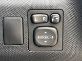 【電動格納ミラー】サイドミラーは電動格納式となっており、狭い駐車場でもキズがつくリスクを抑えられます。