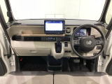 車内は光触媒抗菌消臭施工済です。スタイリッシュなデザインで暖かみのあるインパネ周りを演出します。グローブボックスやカップホルダーのほかにトレーなどたくさんの収納スペースが装備されています。