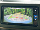【バックカメラ】駐車時に後方がリアルタイム映像で確認できます。大型商業施設や立体駐車場での駐車時や、夜間のバック時に大活躍!運転スキルに関わらず、今や必須となった装備のひとつです!