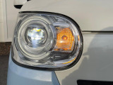【LEDヘッドライト】悪天候や夜間走行時も良好な視界を確保し安心して運転できる高輝度LEDヘッドライトを装備!点灯速度が早く、消費電力も抑えられています。