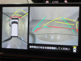 パノラミックビューモニター付きです。車両を上から見たような映像をディスプレイオーディオ画面に表示。運転席からの目視だけでは見にくい、車両周辺の状況をリアルタイムでしっかり確認できます。