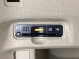 ハンドルの左下にETCがついています。高速道路の料金所の通過も楽々です。 カードの取り出しもしやすい場所についています。
