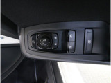 運転席には、ドアミラーの開閉および角度調整、集中ドアロック機能、さらには全ウィンドーの開閉操作を可能にするスイッチが一つに集約。運転中でもスムーズかつ効率的に操作でき、安全性と快適性に役立っています。