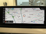 BMWのナビゲーションは操作性も良く、詳細な地図情報と交通状況を見やすく表示し、快適なドライビングをサポートしながら目的地までナビゲートします。