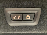 電動パワーゲートです。開閉がボタン1つで開け閉め行えます。また、状況に応じてのトランクハッチ開閉量を簡単に設定可能です。スマートオープナーも便利な機能です。ぜひお試しください。