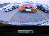 〔バックカメラ〕ギアをバックに入れると画面に自動的に後方映像が映し出され確認可能です。車庫入れなどの際に安全確認が出来て安心ですね。