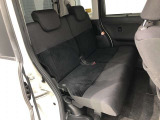 【後部座席】も当然、綺麗・清潔に仕上げております。内装の綺麗なお車は気持ちが良いですし、コンディションのいい車が多いです。これもオススメの1台です。