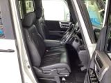 フロント広々、ベンチシートの運転席は、ハイトアジャスターが付いているので、快適にドライブができます。ハンドルはチルトステアリングで、ハンドル位置を上下に調節できます。