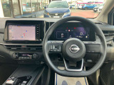 使いやすく安全な操作性と良好な視界を実現した運転席!