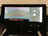 映像で見づらい車両周辺の確認をアシスト。クルマを真上から見ているような映像を表示。 運転席から確認しにくい車両周囲の状況を把握。