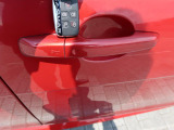 【キーレスエントリー】バッグやポケットからキーを取り出すことなく車にアクセスして、ロックとアラームを設定できます。 毎日の利便性をさらに高める機能です。